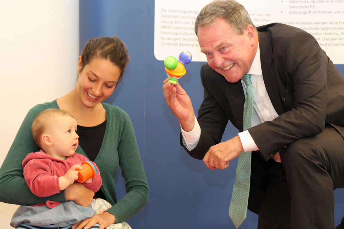 Science Minister Heubisch gets a first-hand impression of the NEPS newborn surveys.